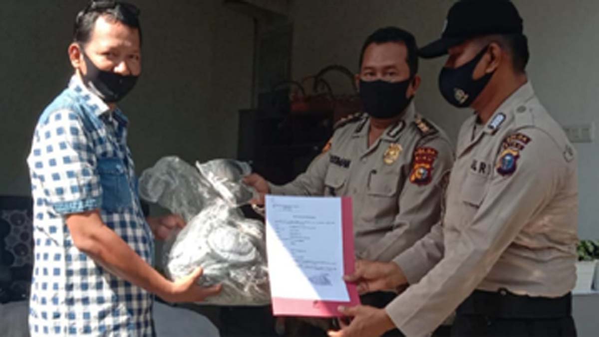 IWO Riau dapat bantuan masker dari kapolda Pengurus IWO Riau menerima bantuan masker dari Kapolda. Apresiasi Bagi-bagi Masker Gratis, Kapolda Bantu 10.000 Masker untuk IWO Riau. (foto: istimewa)