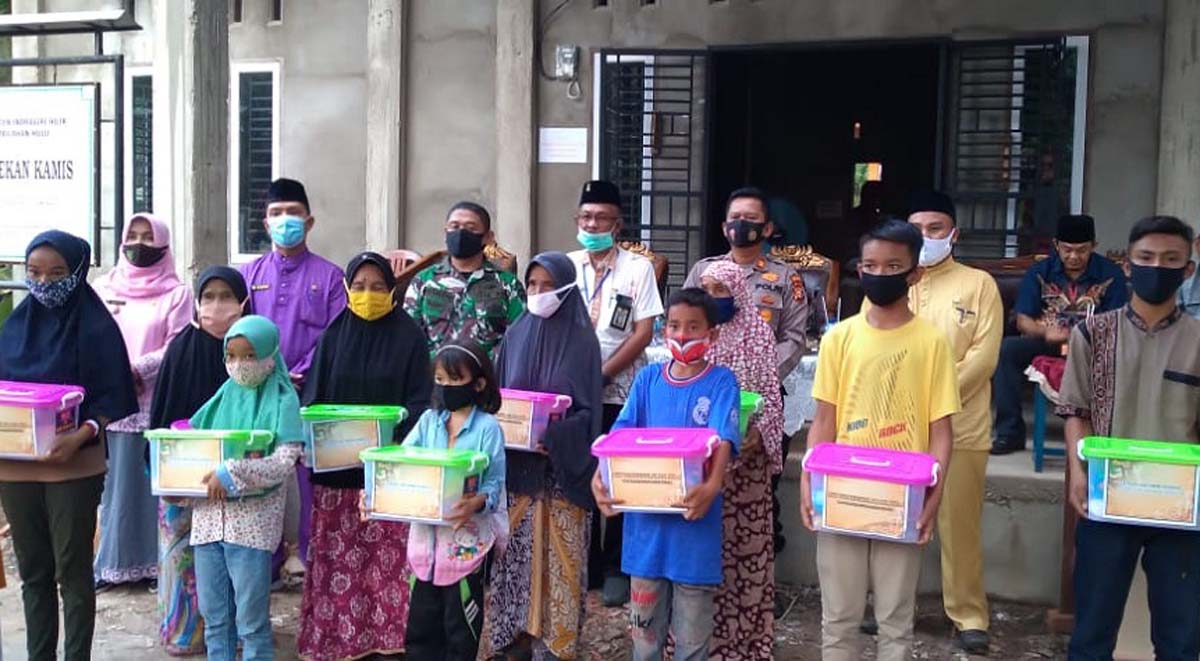 Jumat Barokah Kapolres Inhil Jumat Berkah, Kapolres dan Dandim Inhil santuni kaum duafa dan anak yatim piatu di Desa Pekan Kamis, Jumat (18/9/2020). (foto: abd)