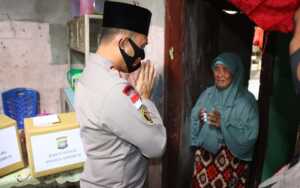 Kapolres Karimun AKBP Muhammad Adenan ketika berkunjung dan memberikan santunan kepada Mahani (60 tahun). Semangat janda tua hidupi cucunya, bikin hati Kapolres Karimun tergugah. (foto: Dok. Humas Polres Karimun)