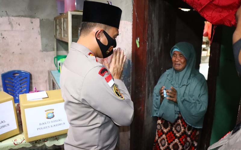 Kapolres Karimun AKBP Muhammad Adenan ketika berkunjung dan memberikan santunan kepada Mahani (60 tahun). Semangat janda tua hidupi cucunya, bikin hati Kapolres Karimun tergugah. (foto: Dok. Humas Polres Karimun)