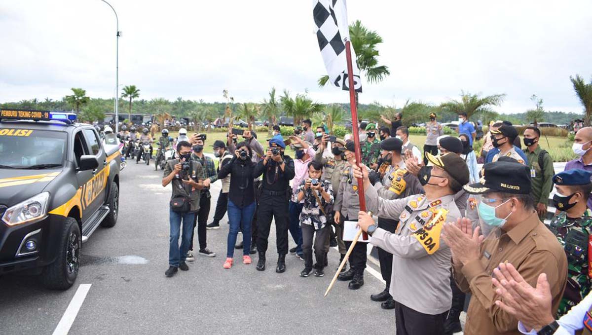 Kapolda Riau kerahkan Satgas Pemburu Teking Kapolda Riau Irjen Pol Agung Setia Imam Effendi melepas Satuan Tugas Pemburu Teking di Kantor Wali Kota Pekanbaru, Tenayan Raya, Pekanbaru, Minggu (20/9/2020). Kapolda Riau kerahkan Satgas Pemburu Teking, ini tugasnya. (foto: Dok Humas Polda Riau)