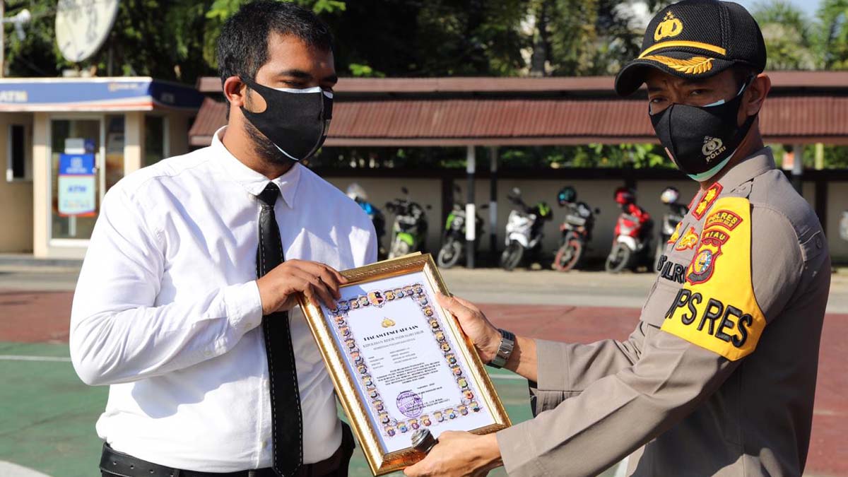 Kapolres Inhil AKBP Dian Setyawan memberikan penghargaan kepada salah satu personelnya. Bongkar kasus narkoba, empat personel Polres Inhil dapat penghargaan. (foto: abd)