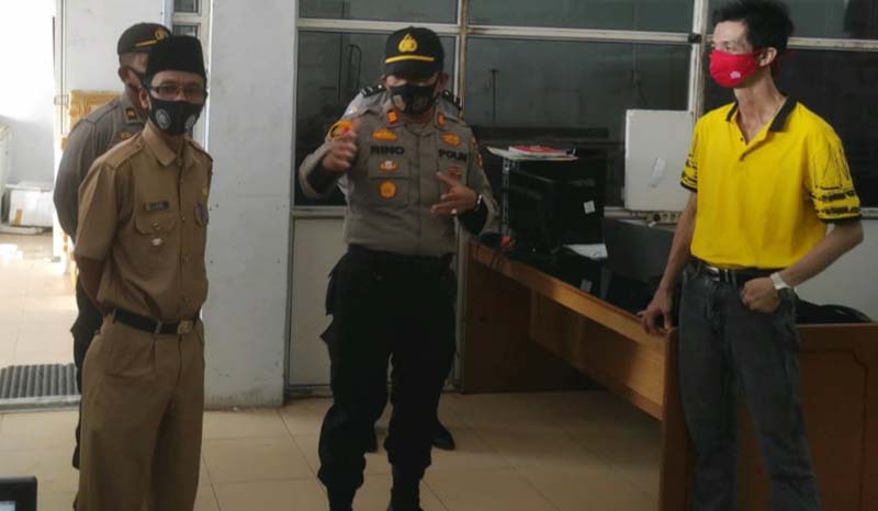 Kapolsek Tembilahan Hulu didampingi Lurah mengecek fasilits cuci tangan di tempat-tempat usaha. Kapolsek Tembilahan Hulu juga turun sosialisasi protokol kesehatan. (foto: Abdullah)