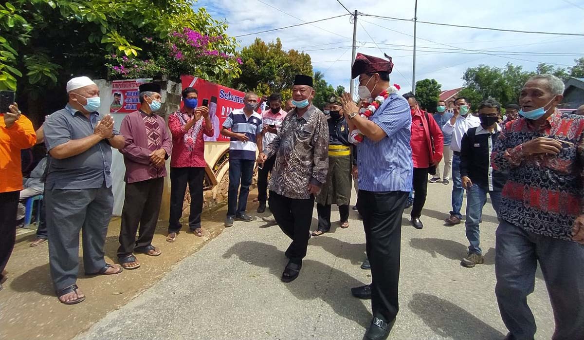 Soerya Respationo bersama para pendukungnya saat berkunjung ke Karimun. Terkesan sambutan meriah pendukung, Soerya ingin segera ke Karimun lagi. (foto: yra)