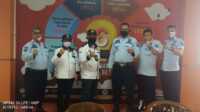 LAN Bekasi Lapas Cikarang Berfoto bersama antara Ketua LAN Bekasi dengan Kalapas IIA Cikarang usai audiensi. Kalapas IIA Cikarang berharap LAN berperan kurangi jumlah warga binaan. (foto: istimewa)