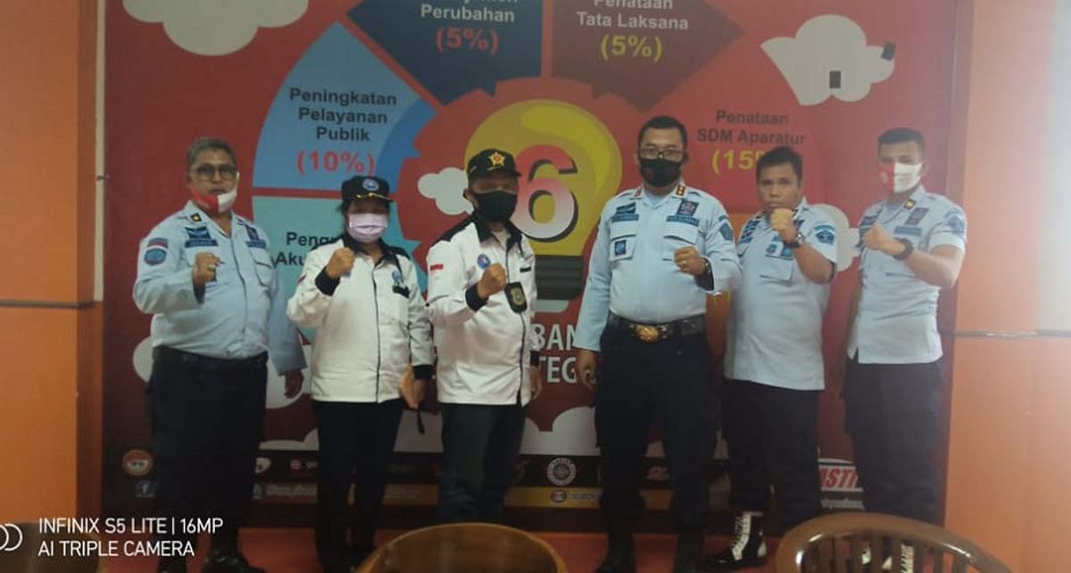 LAN Bekasi Lapas Cikarang Berfoto bersama antara Ketua LAN Bekasi dengan Kalapas IIA Cikarang usai audiensi. Kalapas IIA Cikarang berharap LAN berperan kurangi jumlah warga binaan. (foto: istimewa)