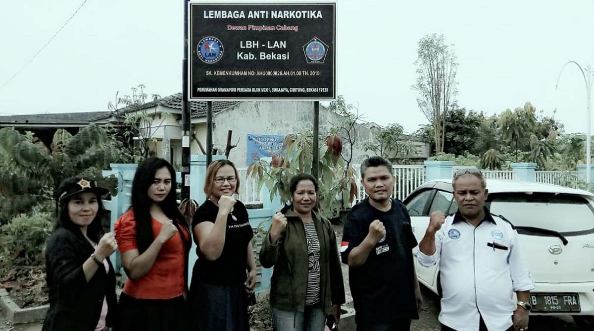 Pengurus LBH LAN Kabupaten Bekasi berfoto bersama di bawah papan nama. LBH LAN Kabupaten Bekasi siap beraksi, advokasi korban narkotika. (foto: istimewa)
