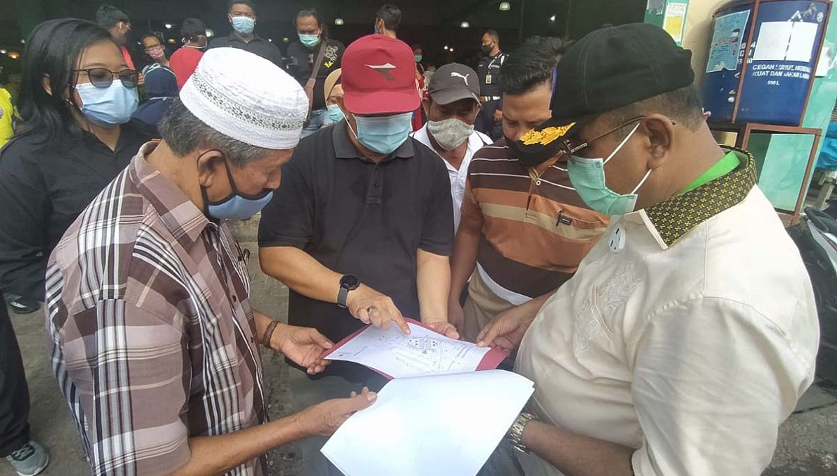 Bupati Karimun Aunur Rafiq ketika berkunjung ke Pasar Puan Maimun, Minggu (20/9/2020) pagi. Pedagang sore di Pasar Puan Maimun Karimun mau direlokasi, pasar seken juga. (foto: yra)