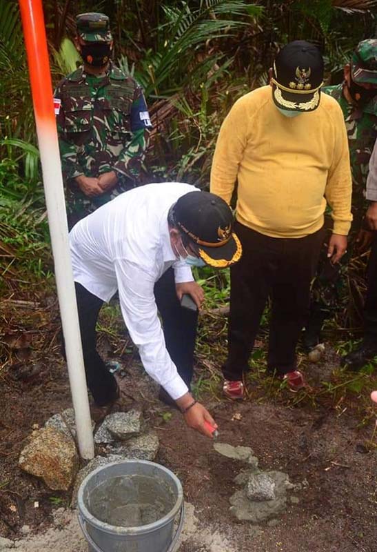 Ketua DPRD Karimun M Yusuf Sirat turut meletakkan batu pertama pembangunan Kawasan Berikat di Desa Gemuruh, Kecamatan Kundur Barat, Sabtu (5/9/2020). (foto: Dok. Humas Pemkb Karimun)