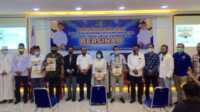Pasangan Bersinar, Iskandarsyah-Anwar Abubakar berfoto bersama koordinator relawan yang dikukuhkan. Relawan lima kecamatan dikukuhkan, ini target kemenangan Bersinar. (foto: har)