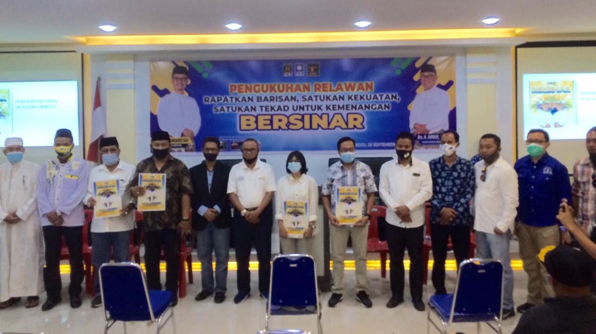 Pasangan Bersinar, Iskandarsyah-Anwar Abubakar berfoto bersama koordinator relawan yang dikukuhkan. Relawan lima kecamatan dikukuhkan, ini target kemenangan Bersinar. (foto: har)