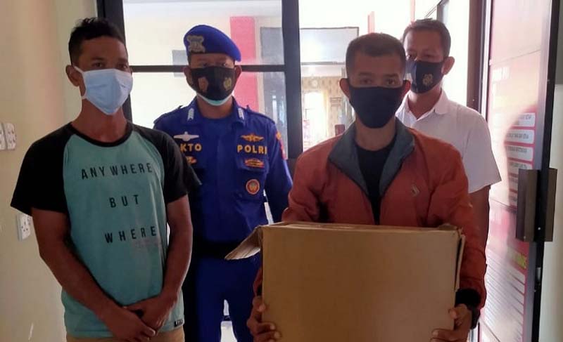 Dua tersangka pelaku diamankan personel Satpolir Polres Karimun. Ditangkap di Karimun, rokok asal Batam gagal di bawa ke Inhil. (foto: Dok. Polairud Polres Karimun)