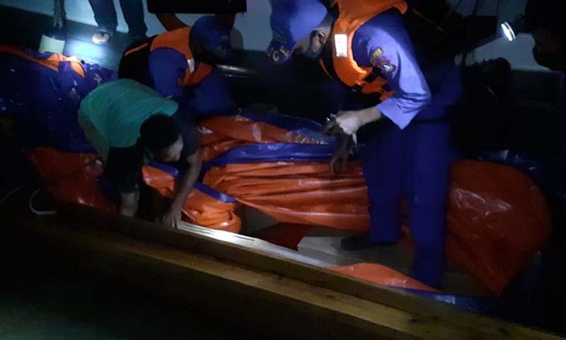 Personel Satpolairud Polres Karimun memeriksa boat pancung yang membawa rokok asal Batam tujuan Sei Guntung, Inhil, Riau. (foto: Dok. Satpolairud Polres Karimun)