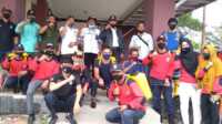 Petugas penyemprotan disinfektan berfoto bersama di sela penyemprotan. Penyemprotan disinfektan di Tembilahan makin gencar, ini sasarannya. (foto: Abdullah)