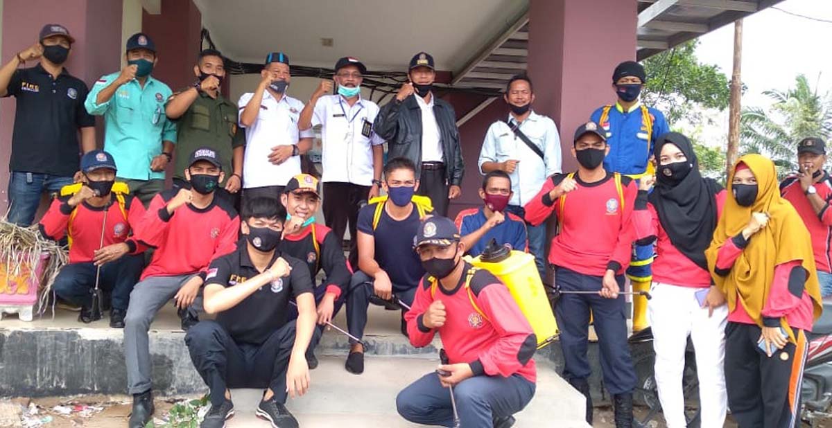 Petugas penyemprotan disinfektan berfoto bersama di sela penyemprotan. Penyemprotan disinfektan di Tembilahan makin gencar, ini sasarannya. (foto: Abdullah)