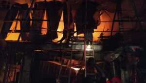Kebakaran ruko dekat pasar malam Karimun. Update: Kebakaran dekat Pasar Malam Karimun hanguskan sembilan ruko. (foto: yra)