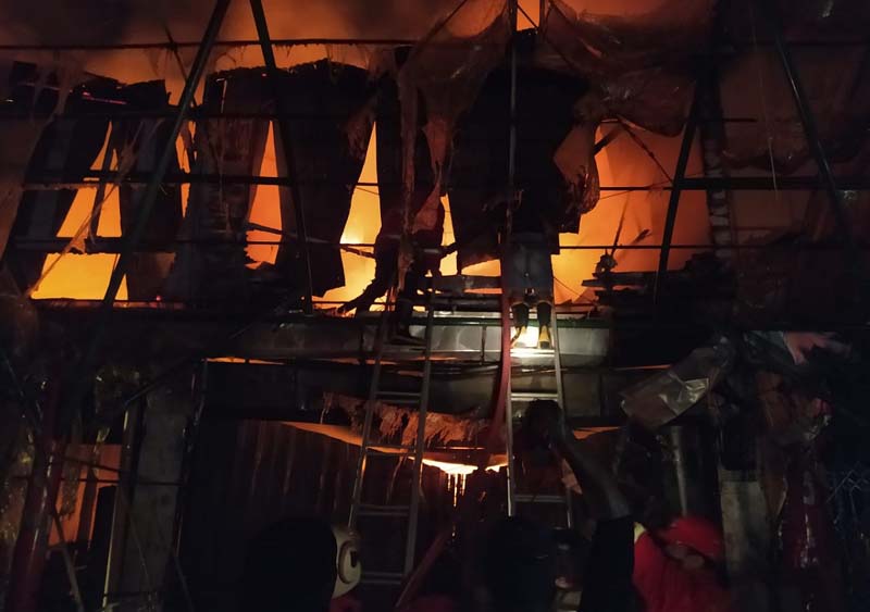 Petugas berjibaku memadamkan kebakaran di pasar malam Karimun. (foto: yra)