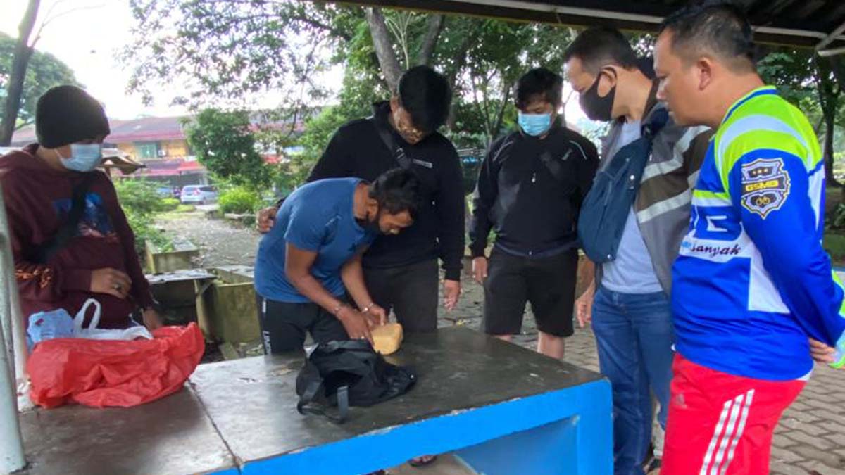 Polda Kepri tangkap pembawa narkoba Polda Kepri selidiki jaringan tersangka bawa sabu 1 kilogram, Tim Subdit III Ditresnarkoba Polda Kepri ketika memeriksa tersangka. (foto: Dok Humas Polda Kepri)