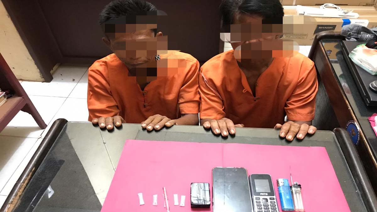Polisi Inhil kembali amankan dua tersangka kasus shabu, di sini lokasinya. Kedua tersangka setelah diamankan polisi. (foto: abdullah)