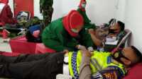 Polres Inhil donor darah HUT TNI ke-75 Personel Polres Inhil mendonorkan darahnya dalam donor darah HUT TNI ke-75 yang diselenggarakan Kodim Inhil. Polri Inhil turut semarakkan HUT TNI ke-75, ini kegiatannya. (foto: abdullah)