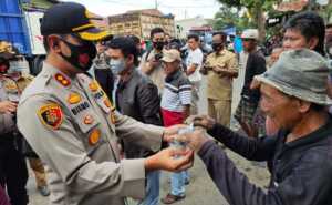 Polres-Majalengka-bagi-bagi-masker