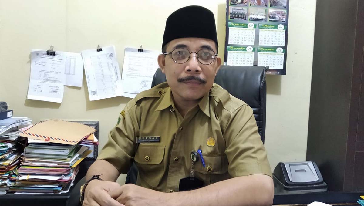 Sekretaris Didukpencapil Inhil Nursal Sulaiman. Disdukpencapil buka layanan Nasi Uduk Inhil dan Mak Wo, ini kemudahannya. (foto: abd)