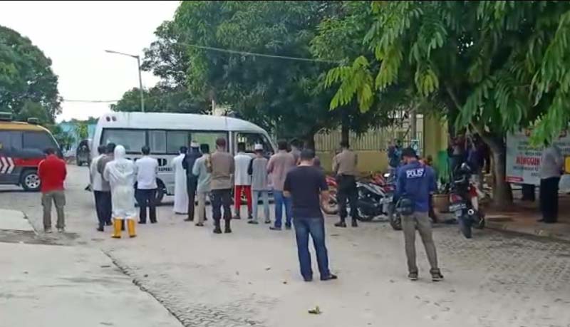 Prosesi shalat jenazah pasien COVID-19 di depan Instalasi Pemulasaraan Jenazah RSUD Muhammad Sani, Kabupaten Karimun. Pasien COVID-19 meninggal dishalatkan dengan protokol kesehatan ketat.