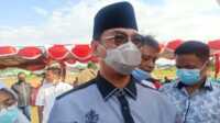 Soerya Respationo diwawancarai wartawan ketika berkunjung ke Karimun, Kamis (18/9/2020). Soerya ajak kontestan Pilkada Kepri lakukan kontrak politik pilkada damai. (foto: yra)