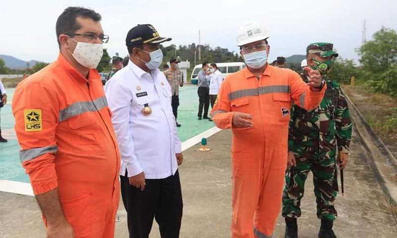 Bupati Karimun Aunur Rafiq ketika meninjau salah satu perusahaan galangan kapal. 