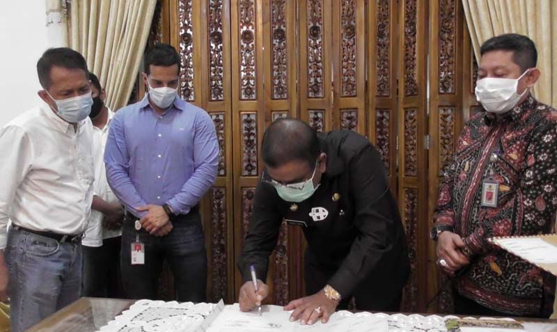 Bupati Karimun Aunur Rafiq menandatangani MoU ketenagakerjaan dengan PT Karimun Marine Shipyard, PT Grace Rich Marine dan PT Multi Ocean Shipyard. Resmi MoU, Tiga Perusahaan Karimun akan Rekrut Pekerja Lokal 70 Persen.