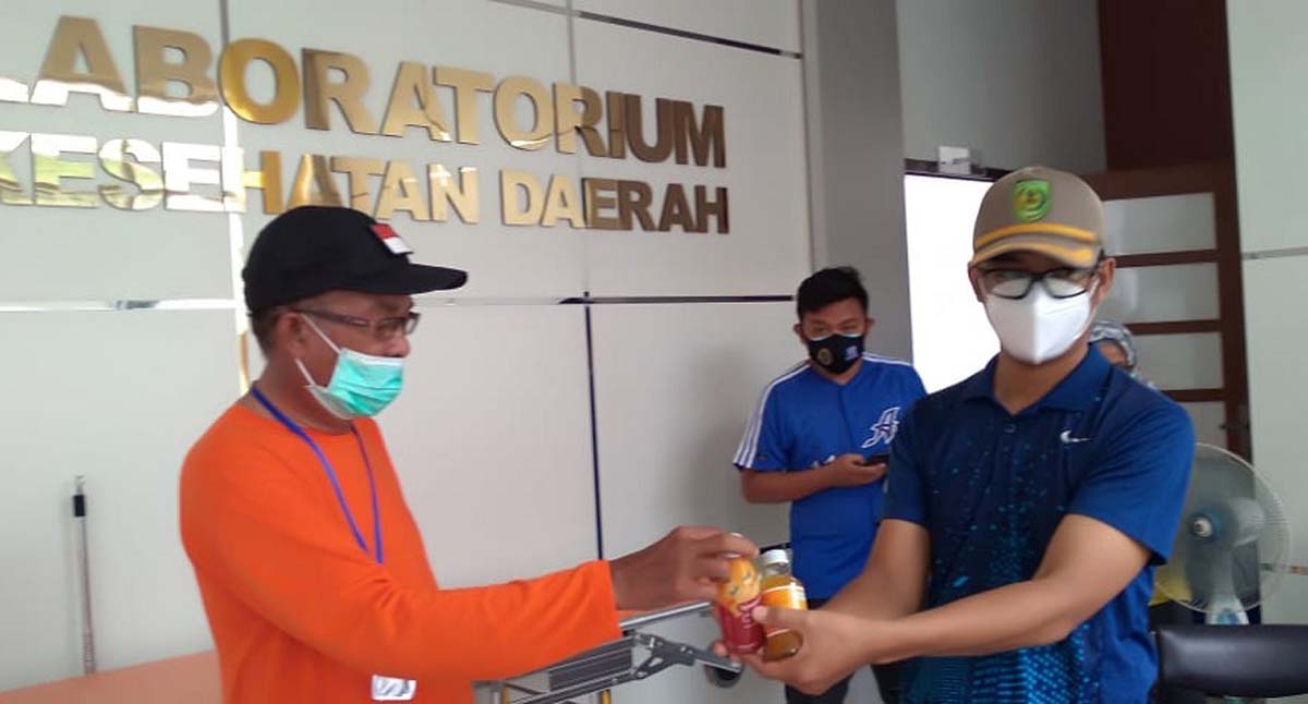 Vioni bersaudara bantu suplemen tenaga medis covid-19 Yayasan Vioni Bersaudara sambangi Labkes Inhil, beri petugas suplemen vitamin. (foto: abd)