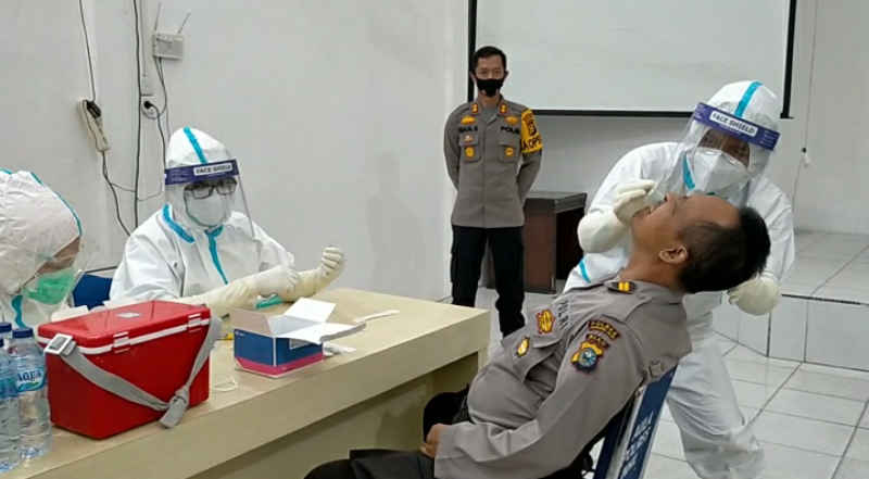 Seluruh Jajaran Polres Inhil Lakukan Tes Swab Covid-19.