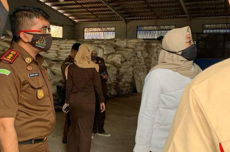 Kajari Karimun Rahmad Azhar ketika meninjau amonium nitrate digudang Kanwil DJBC Khusus Kepri.(Foto:Istimewa). 1.796 Karung Amonium Nitrate, Gimana Cara Musnahkannya?