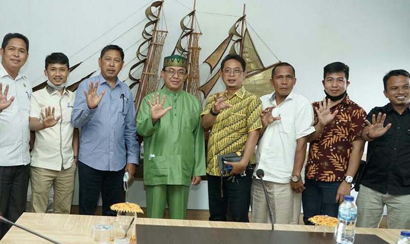 Bupati Inhil berfoto bersama Komisi II DPRD Inhil. Audiensi Bupati Inhil-DPRD soal penyelamatan kelapa rakyat, ini hasilnya. (foto: abdullah)