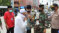 Dandim Bersama Kapolres Inhil dan Marlis Syarif Bagikan Masker ke Warga yang akan menjalankan shalat Jum'at dan pengguna jalan. (foto: abd) Dandim Bersama Kapolres Inhil dan Marlis Syarif Bagikan Masker ke Warga yang akan menjalankan shalat Jum'at dan pengguna jalan. Bagi-bagi masker kepada jamaah shalat jumat, Satgas Inhil sosialisasi Perbup COVID-19. (foto: abd)