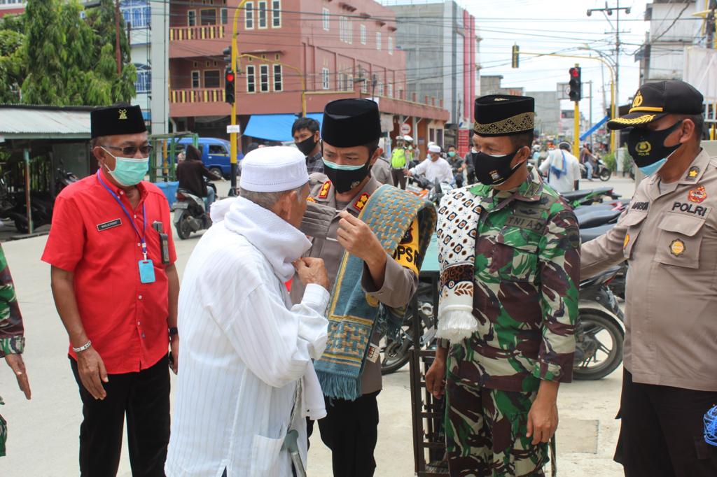 Dandim Bersama Kapolres Inhil dan Marlis Syarif Bagikan Masker ke Warga yang akan menjalankan shalat Jum'at dan pengguna jalan. (foto: abd) Dandim Bersama Kapolres Inhil dan Marlis Syarif Bagikan Masker ke Warga yang akan menjalankan shalat Jum'at dan pengguna jalan. Bagi-bagi masker kepada jamaah shalat jumat, Satgas Inhil sosialisasi Perbup COVID-19. (foto: abd)