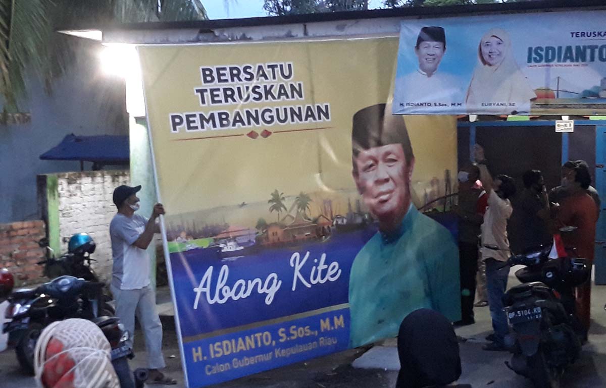 Baliho calon gubernur dan wakil gubernur Isdianto-Suryani juga diturunkan di salah satu posko di Baran, Kecamatan Meral, Jumat (25/9/2020). (foto: rdi)