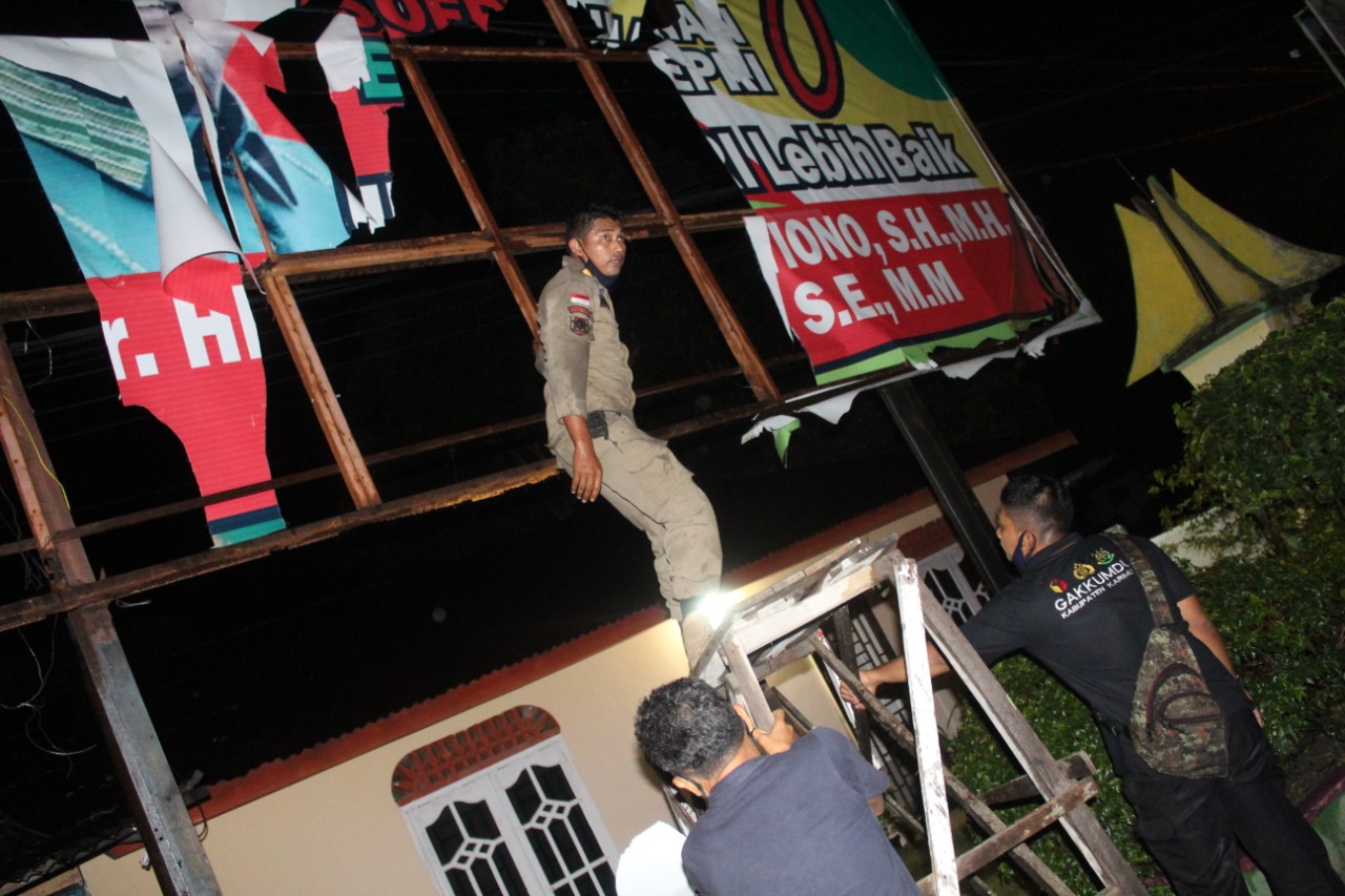 Bawaslu Karimun bersama Satpol-PP dan Dinas Perhubungan melepas baliho besar salah satu pasangan calon Pilkada serentak 2020. Bawaslu Karimun tertibkan APK, poster "mobile branding" juga dicopot. (foto: Dok. Bawaslu Karimun)