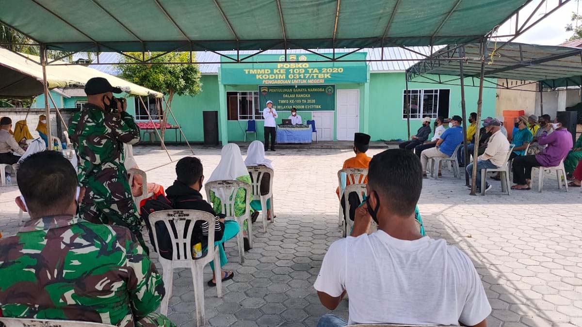 berita TMMD Kodim 0317/Tanjung Balai Karimun sosialisasi bahaya narkoba kepada masyarakat. Kegiatan TMMD Kodim 0317/TBK, Tidak Lupakan Bahaya Narkoba di tengah Covid-19. (foto: sr)