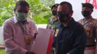 Bupati Aunur Rafiq menyerahkan penghargaan, Suratno, personel Polres Karimun terbanyak mendonorkan darah. HUT PMI ke-75, Bupati Karimun beri penghargaan pendonor terbanyak. (foto: yra).