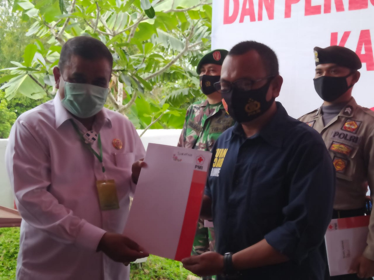 Bupati Aunur Rafiq menyerahkan penghargaan, Suratno, personel Polres Karimun terbanyak mendonorkan darah. HUT PMI ke-75, Bupati Karimun beri penghargaan pendonor terbanyak. (foto: yra).