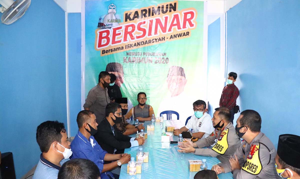 Kapolres Karimun AKBP Muhammad Adenan berkunjung ke posko relawan pasangan Bersinar. Jelang Pilkada, ini imbauan untuk pasangan calon. (foto: Dok Humas Polres Karimun)