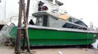 Rusak dihantam badai, ambulans laut Baznas terpaksa naik dok untuk perbaikan. (foto: istimewa)