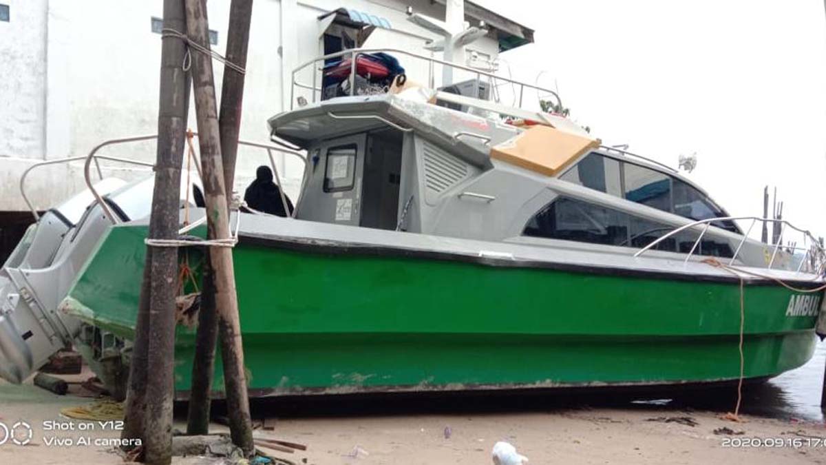 kapal ambulans baznas karimun Rusak dihantam badai, ambulans laut Baznas terpaksa naik dok untuk perbaikan. (foto: istimewa)