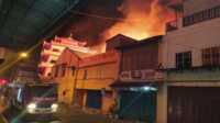 Breaking news! Sejumlah ruko di Pasar Malam Karimun terbakar. Api masih berkobar melahap beberapa ruko hingga Rabu (16/9/2020), pukul 19.25 WIB, (foto: yra)