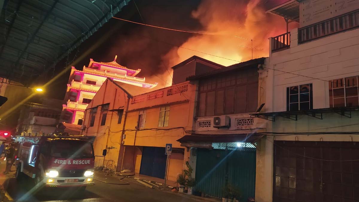 kebakaran di pasar malam karimun Breaking news! Sejumlah ruko di Pasar Malam Karimun terbakar. Api masih berkobar melahap beberapa ruko hingga Rabu (16/9/2020), pukul 19.25 WIB, (foto: yra)