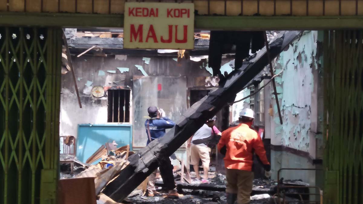 Tim Labfor Polda Riau olah TKP di ruko yang terbakar. (foto: yra)