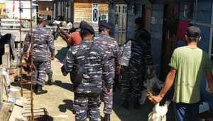 Bhakti sosial Lanal Tarempa bagikan bantuan ayam ternak untuk warga. (foto: istimewa)