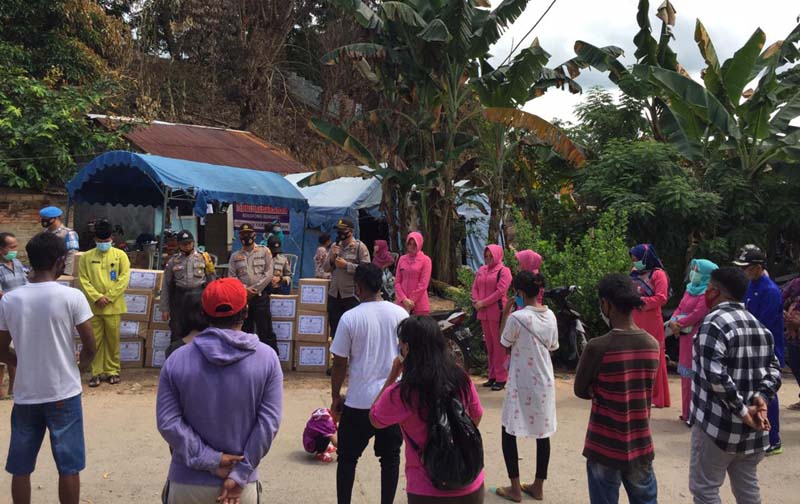 Penyerahan bantuan dari Polsek Batu Ampar beserta Bhayangkari kepada korban kebakaran.