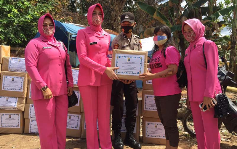 Ketua Bhayangkari Polsek Batu Ampar menyerahkan bantuan. Polsek Batu Ampar dan Bhayangkari peduli korban kebakaran.